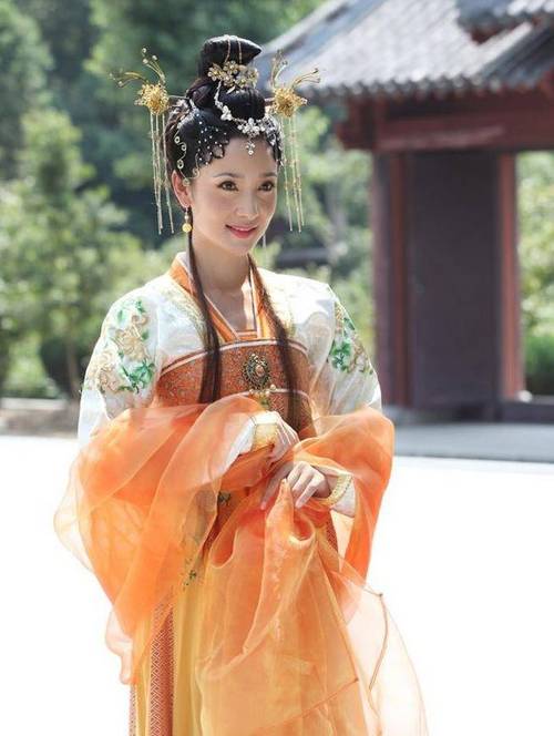 因为出道的时间比较晚,王妍苏12年在《天仙配后传》中终于演了一个