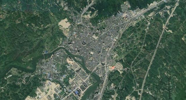 卫星影像看广西防城港:一座港口城市,城市建成区较为分散