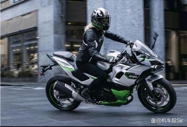 川崎摩托车最近推出了一款令人瞩目的创新作品——ninja 7 hybrid.
