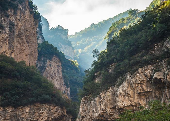  p>红崖峡谷景区位于山西省灵石县,是太岳山国家森林公园十大景区之一