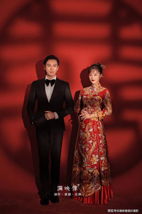 端庄优雅的中式内景婚纱照想分享给你们