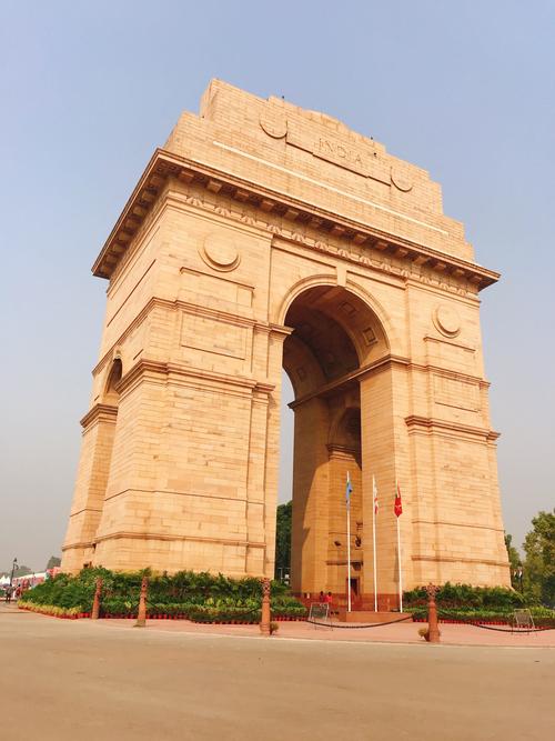 【德里印度门】印度首都最著名的建筑物,一个城市地标,因为一座门分成