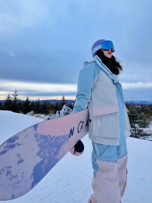 滑雪女孩穿最粉嫩的雪服刻最狠的刃