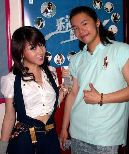 摄于2007年,邰元龙～与好友-歌手-戴雪儿