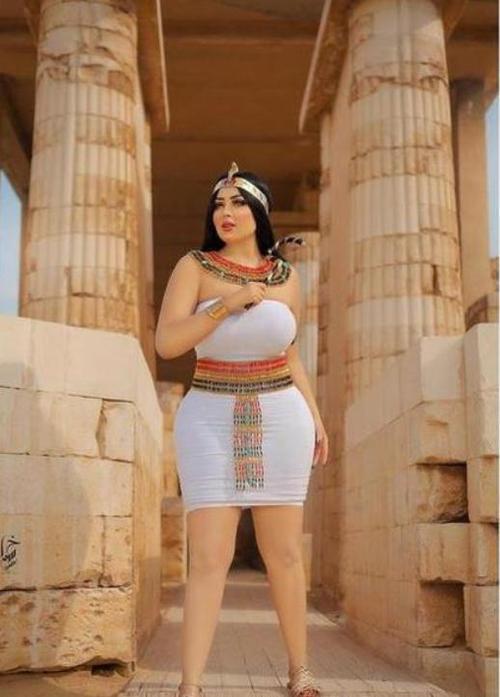 埃及美女金字塔前拍写真饱满的身材动感十足原来微胖也很美