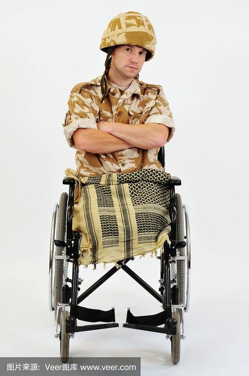 坐在轮椅上的截肢军人