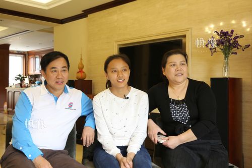 2017年4月8日,德乾尕毛与北京助养家庭父母在家中接受采访.