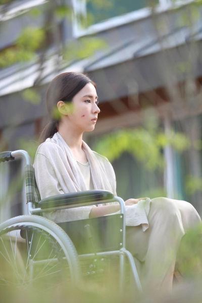 《当男人恋爱时》剧组公开了一组申世京坐轮椅剧照