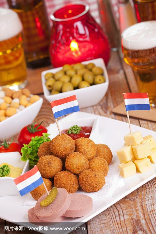 荷兰食物:bittergarnituur或bitterballen,油炸小吃