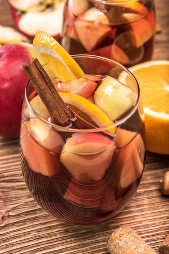 自制红酒桑格利亚汽酒苹果与桔子木制的桌子上