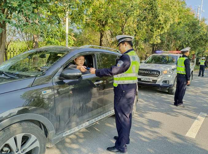 濮阳高速交警支队开展执勤执法防护及事故现场处置应急演练