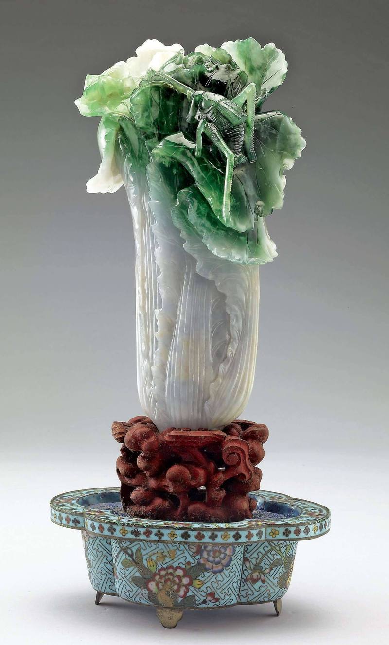 2003年,台北故宫的翠玉白菜首次出展,上面的虫虫须竟断了