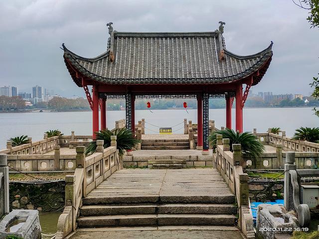 烟水亭位于江西省九江市长江南岸的甘棠湖中为江西省九江市著名景点之