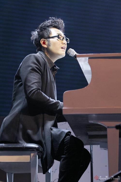  p>王铮亮,1977年11月30日出生于四川省成都市,中国内地男歌手,音乐