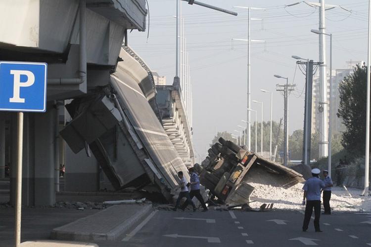 8月24日,哈尔滨阳明滩大桥坍塌事故现场.
