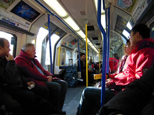 狭小拥挤的伦敦地铁车厢