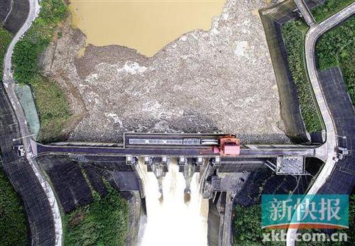 韶关乐昌峡泄洪遭20多万平方米垃圾围坝清理或花40万