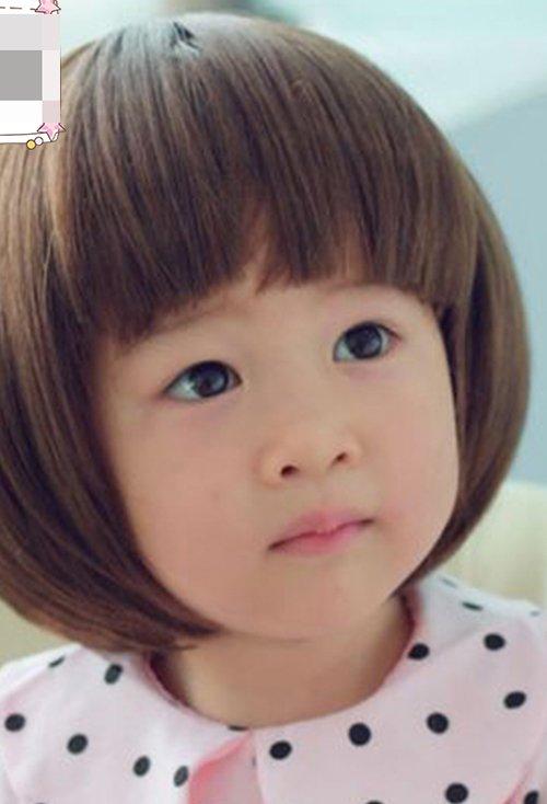 小女孩短头发剪齐刘海发型浅棕色的头发,显示出女童的乖巧可爱,绚丽出