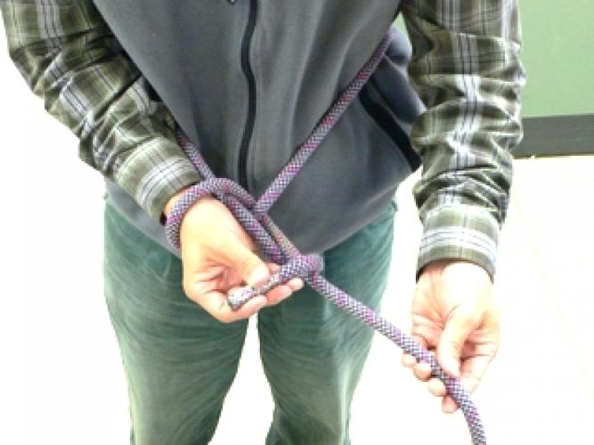 一个绳环,将绳头穿过绳环,绕过主绳后,再穿越原绳环,将打结处拉紧即可