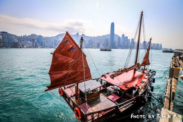 这艘复古帆船的设计参考香港维多利亚 港的一艘大眼鸡观光船制造的,船