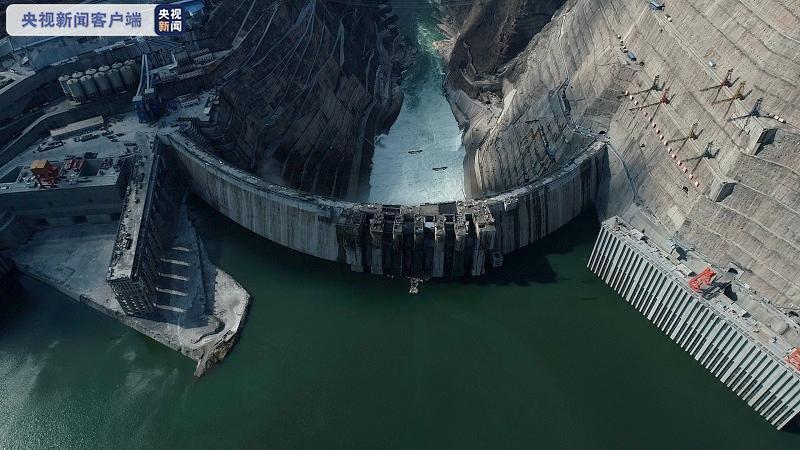 全球最大!中国金沙江白鹤滩水电站大坝全线浇筑到顶