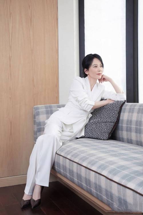 俞飞鸿真是"岁月不败美人"的典范,50岁的她,身姿曼妙衣品超赞_身材