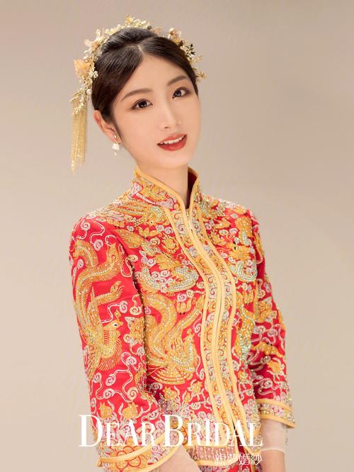 虽然每个女孩子都有一个白纱梦,但中式新娘造型已经成为新娘出门的