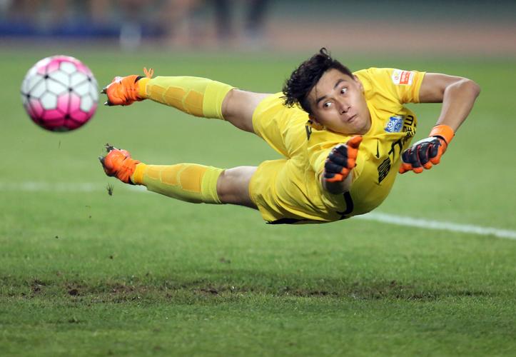 幸福主场与广州富力比赛中,广州富力守门员程月磊扑救险球精彩瞬间