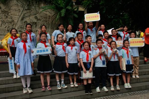 实践课堂重庆市人民小学大队委校园小记者助力一年级新生入学