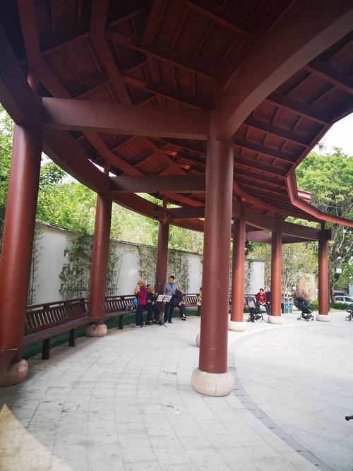 公园内有一个圆形长廊,长廊为古典的木质结构,上面有一排靠椅,逛累了