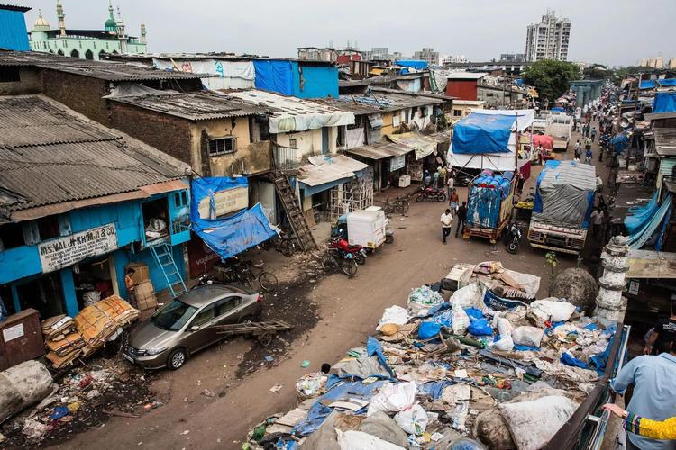 印度贫民窟疫情画像两平方公里挤着上百万人八十人共用一厕所