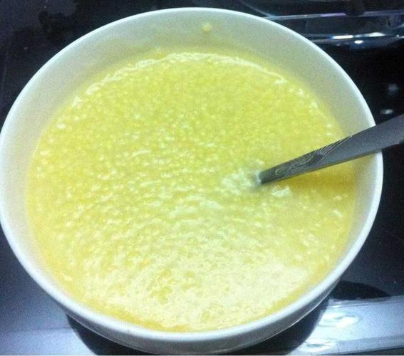 9,熬小米稀饭的过程中,不要拿勺子不停的搅动粥体,而是小米入锅搅拌一
