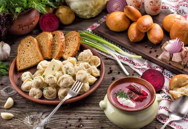 红菜汤也是乌克兰人午餐爱吃的美食,红菜汤的主料是甜菜,一般里面会加
