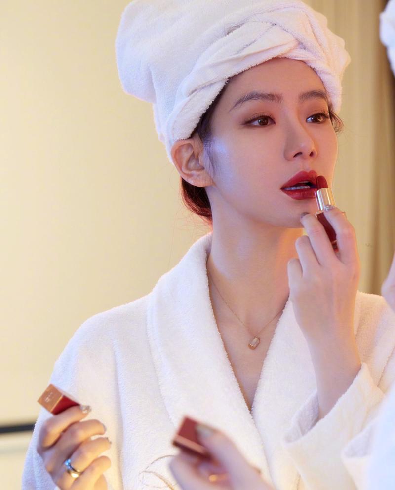 戚薇最新香水拍摄广告,头戴浴帽,身穿浴袍,精致的妆容,代表性的红唇