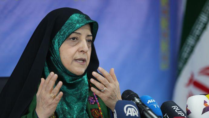 伊朗女副总统康复了:重返办公室,戴口罩工作