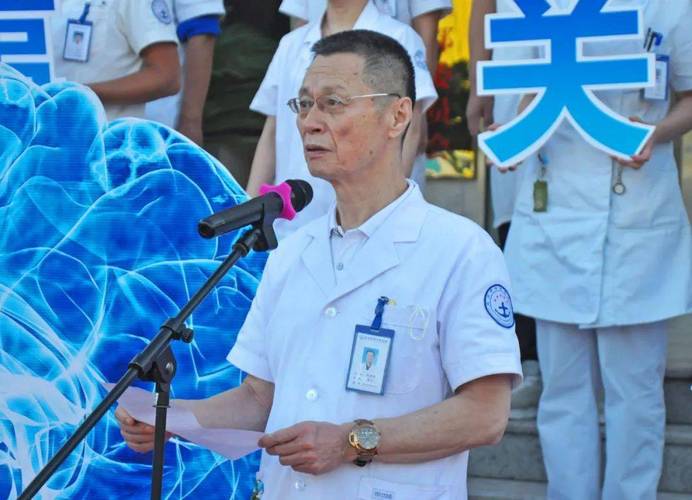 北京军海中医医院院长张效林宣读了"关注脑健康 加强癫痫防治"健康