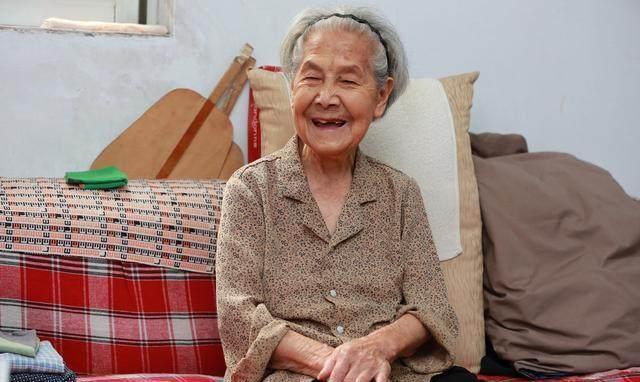 我在富士康打工,每月给奶奶寄2000,70岁的奶奶说:你不是我孙女