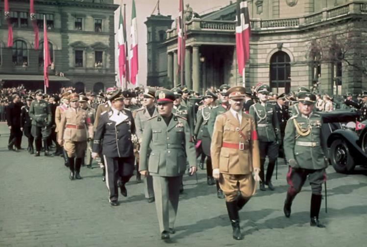 1939年4月,在二战前夕,借着希特勒50岁生日的时