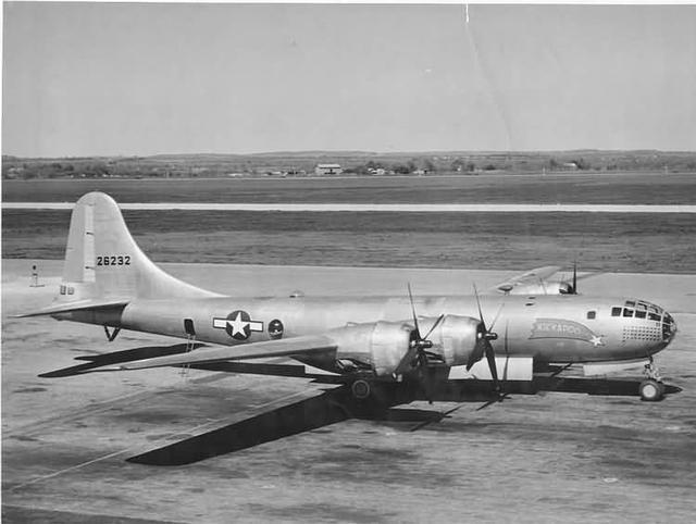 1945年3月9日-10日,美国空军派出了约300架b-29超级堡垒轰炸机对日本