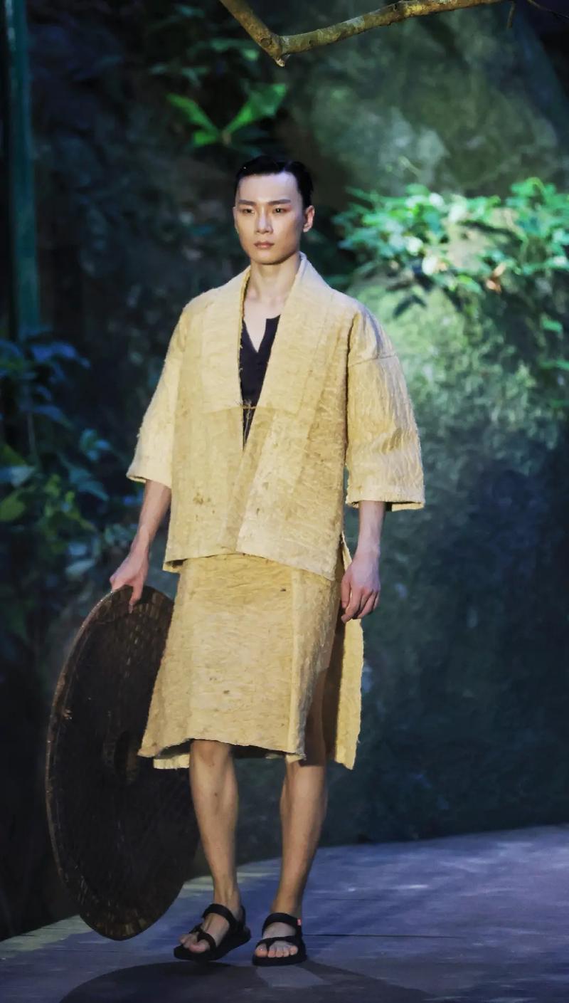 "黎之韵"热带雨林时装秀,第一组树皮衣,创新服饰,一共有十多 - 抖音