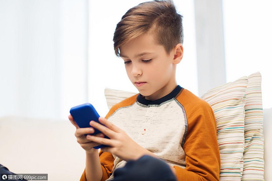 休闲,儿童,技术,网络成瘾人的男孩与智能手机短信家里玩游戏学生生活