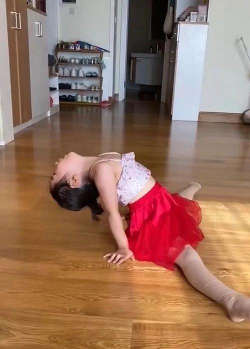 原创董璇晒女儿跳舞视频,4岁小酒窝自编自导儿童舞,一字马太有范