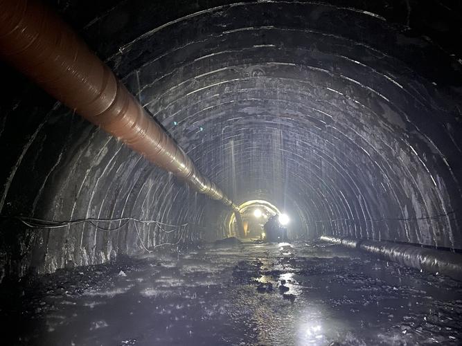 五指山隧道位于宜宾市屏山县和乐山市沐川县交界处,左线长9362米,右线
