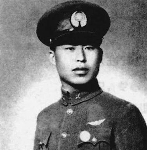 1931年,日本占领沈阳,高志航毅然加入了抗日部队,成为一名少校飞行员.