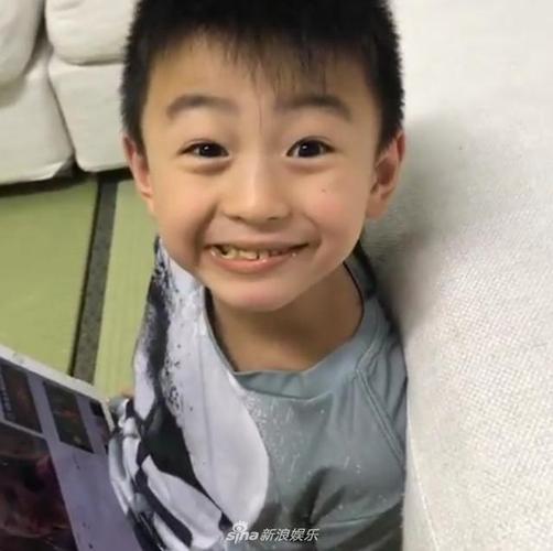 张柏芝11岁的大儿子长小胡子8岁小儿子染紫色头发长得超帅