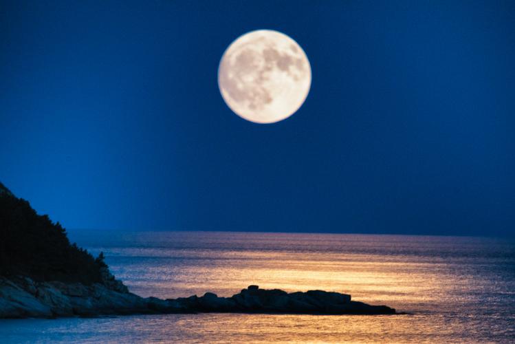 "太清水月" 名冠崂山十二景之首,临水望月,月辉洒在水面,泛起波光粼粼