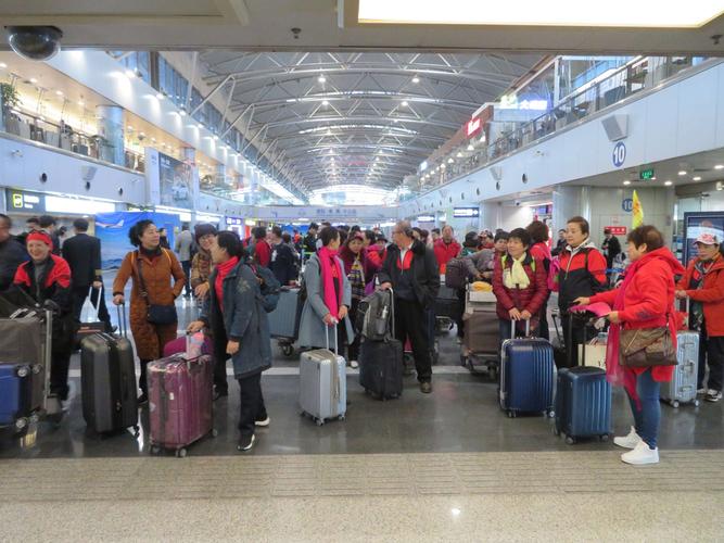 十点,全部人员在首都机场安检完毕,进入候机厅等待登机.