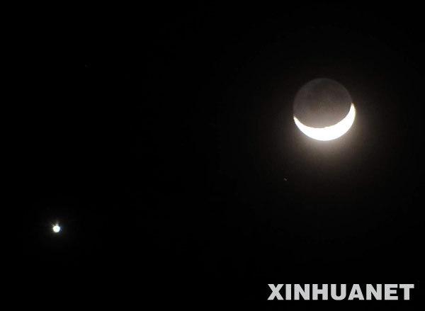 金星伴月上演"星月童话"(组图)