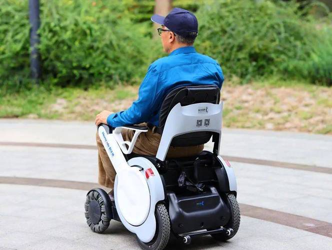 椅夫智能电动轮椅:可升降可平移的电动代步车 麦克拉姆轮拐弯半径小