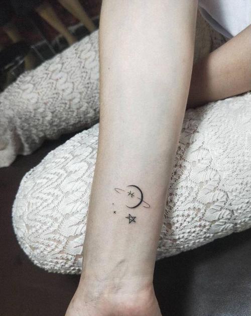 星星月亮纹身图片_手部几何纹身图案